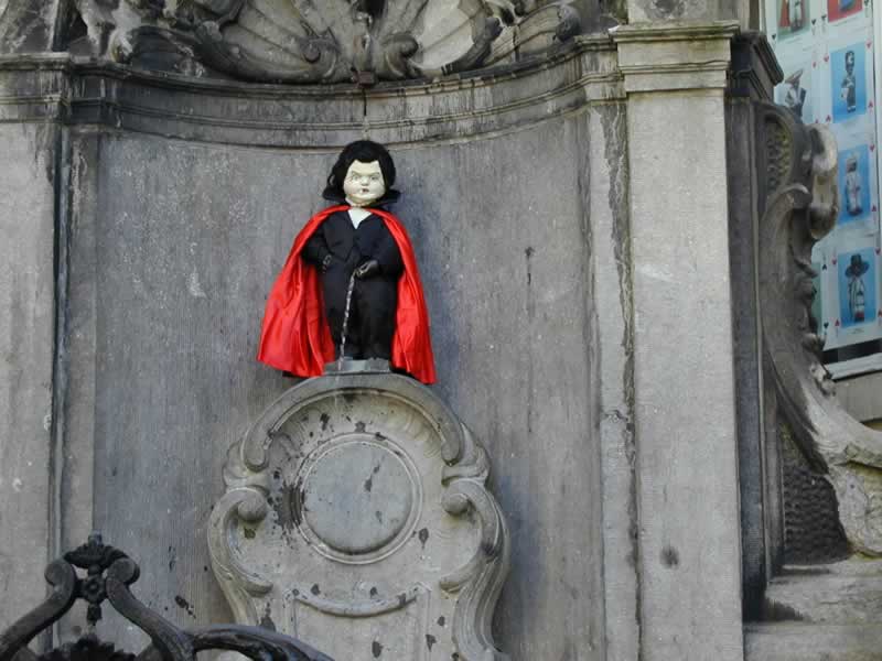 Mannekin Pis statue in his Dracule Outfit